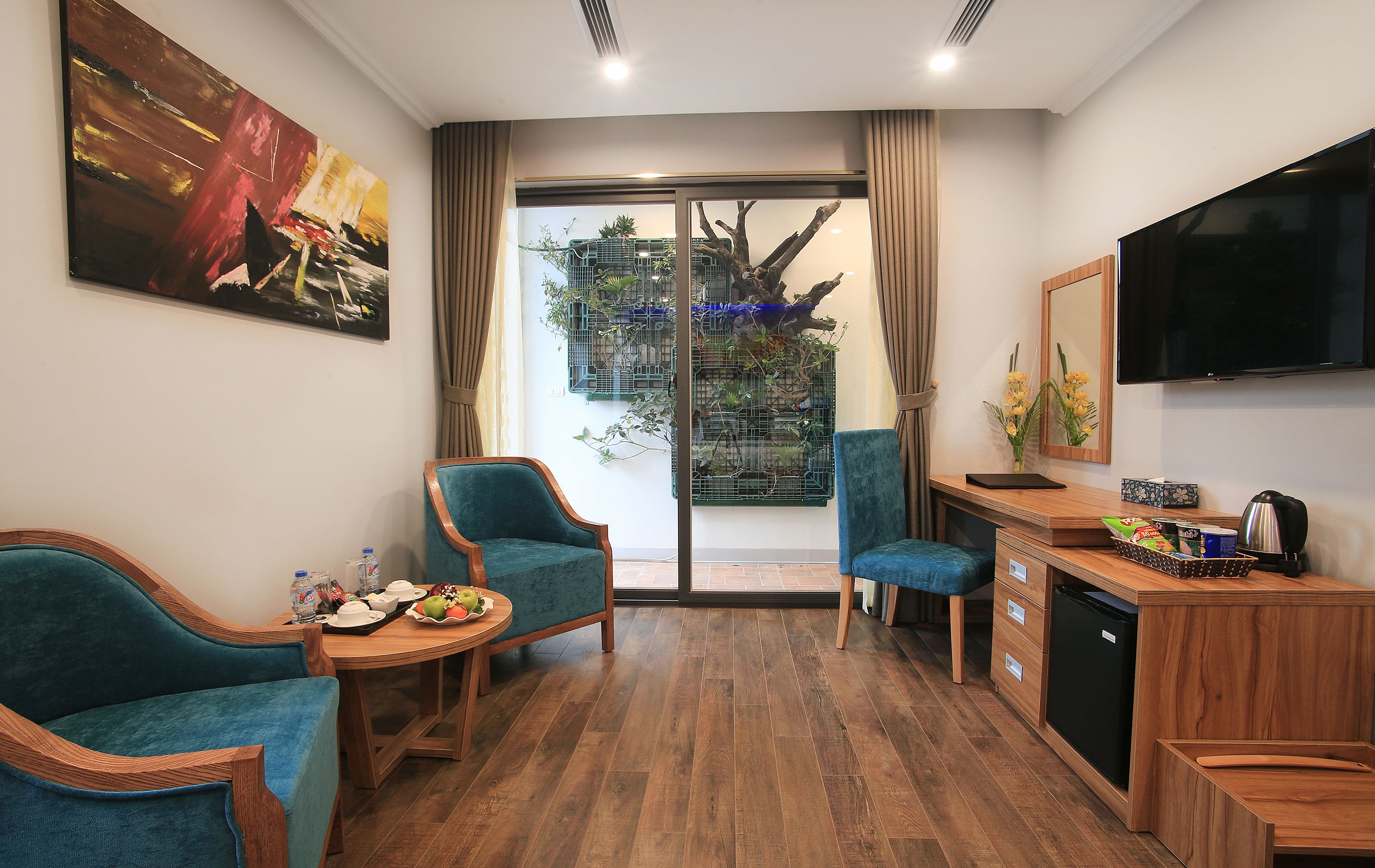 Familie driepersoonskamer | Een minibar met enkele gratis items, een kluis op de kamer, een bureau