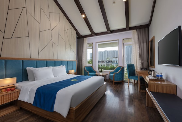 Standard-Suite, 1 King-Bett, Stadtblick | Minibar (mit einigen kostenlosen Artikeln), Zimmersafe, Schreibtisch