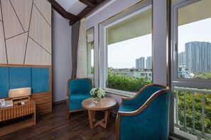 Phòng Suite Tiêu chuẩn, 1 giường cỡ king, quang cảnh thành phố | Minibar với thức ăn, đồ uống miễn phí, két bảo mật tại phòng, bàn 