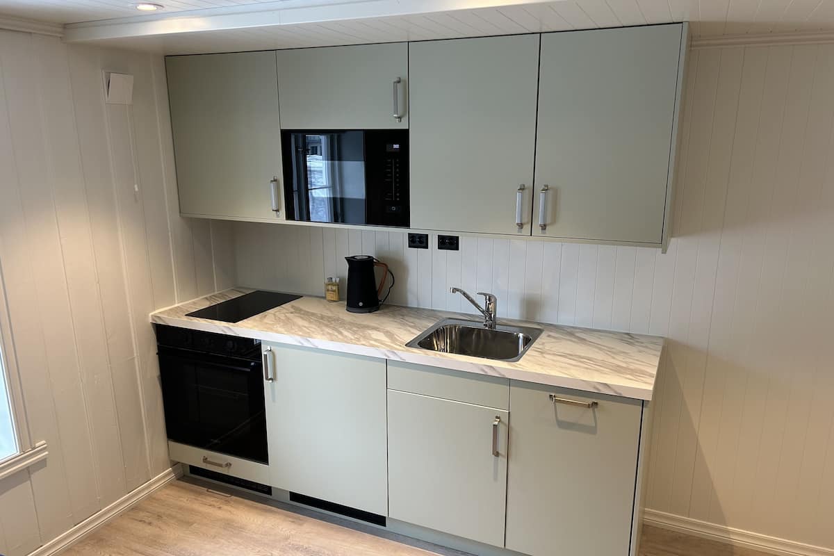 Comfort Apartment, 1 Bedroom, Private Bathroom, Courtyard View | Private kitchen | Fridge, microwave, dining tables