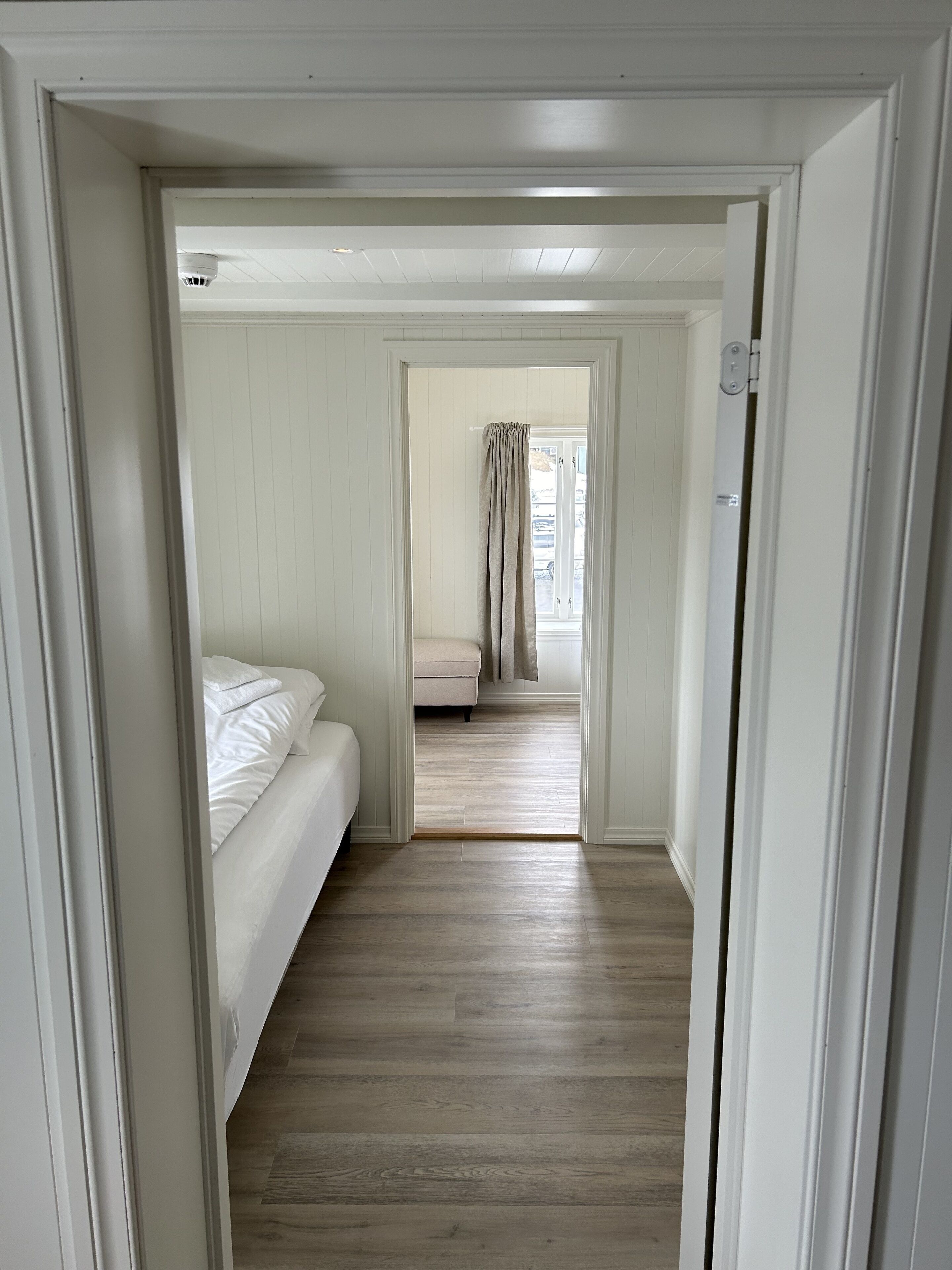 Appartement Familial, 3 lits une place, salle de bains attenante, vue mer | Coin séjour | TV connectée, chauffage par le sol