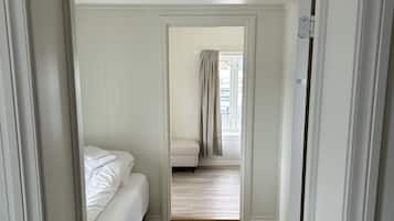 Appartement Familial, 3 lits une place, salle de bains attenante, vue mer | Coin séjour | TV connectée, chauffage par le sol