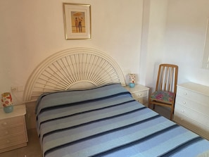 2 habitaciones, tabla de planchar con plancha y ropa de cama 