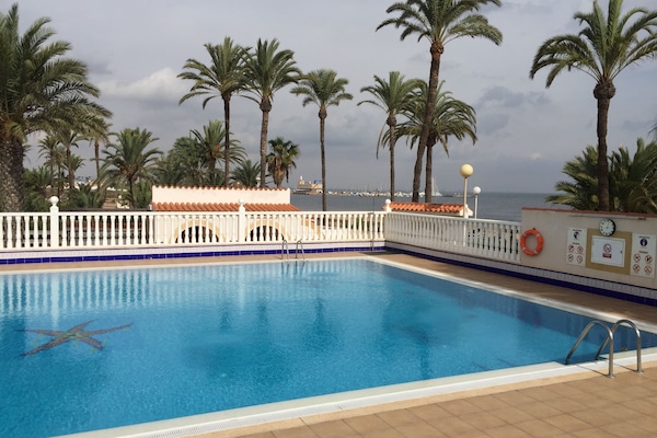 Beach-side pool (in the beach cafe; open to urbanización residents only)
