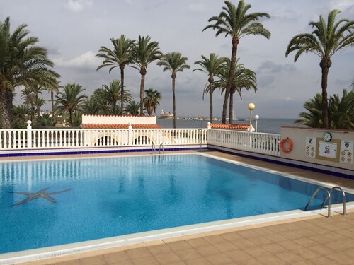 Appartement Rez-de-Chaussée avec Piscine Privée et Clôturée Directement en Face 