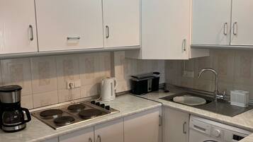 Refrigerador, microondas, parrilla de estufa y cafetera y tetera