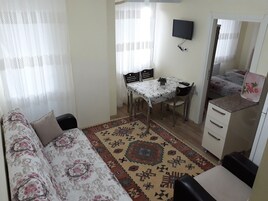 Apartamento, 1 habitación | 1 dormitorio, caja fuerte, escritorio y tabla de planchar con plancha