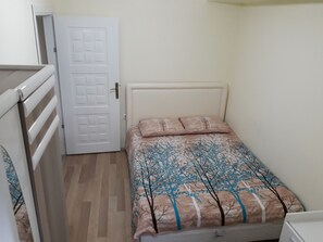 Apartment, 1 Bedroom | 1 bilik tidur, peti besi dalam bilik, meja, seterika/papan seterika