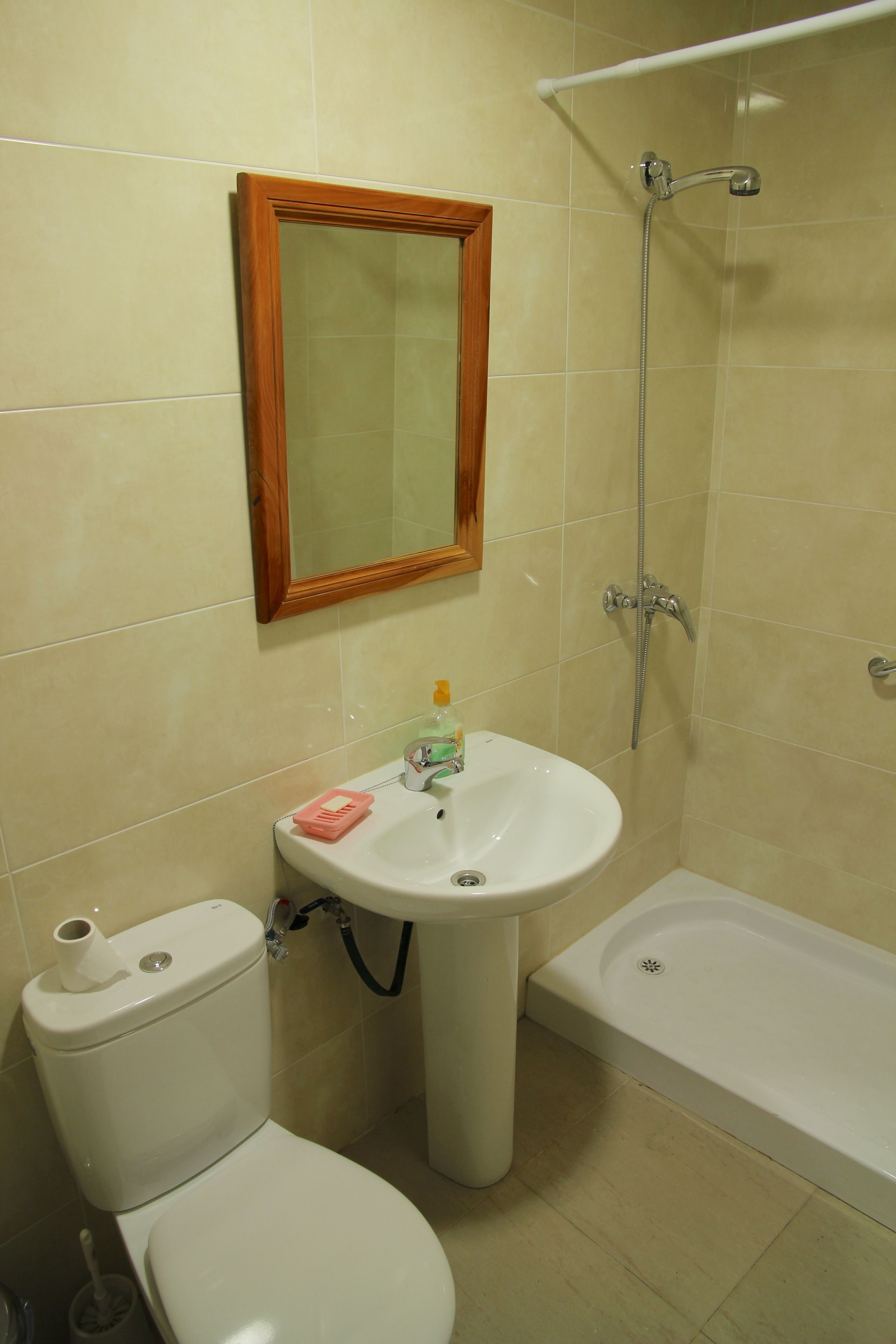 Un baño con inodoro, lavabo y bañera.