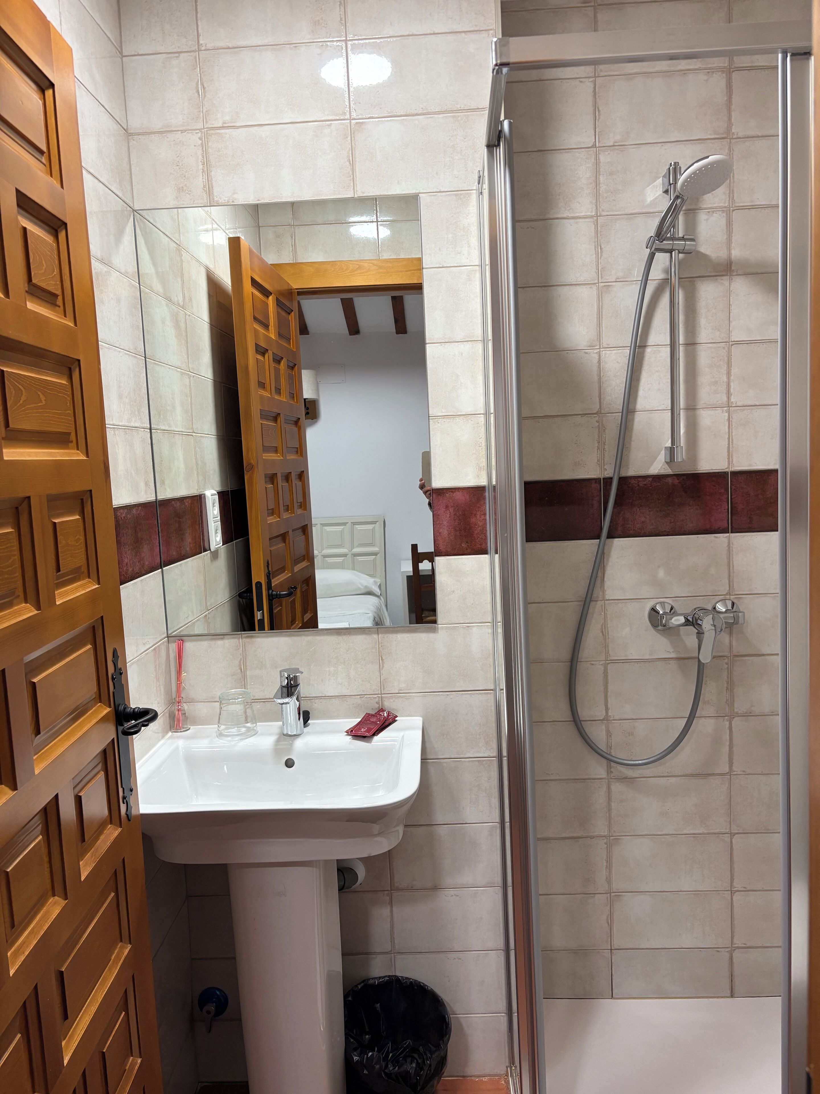 Douche, articles de toilette gratuits, sèche-cheveux