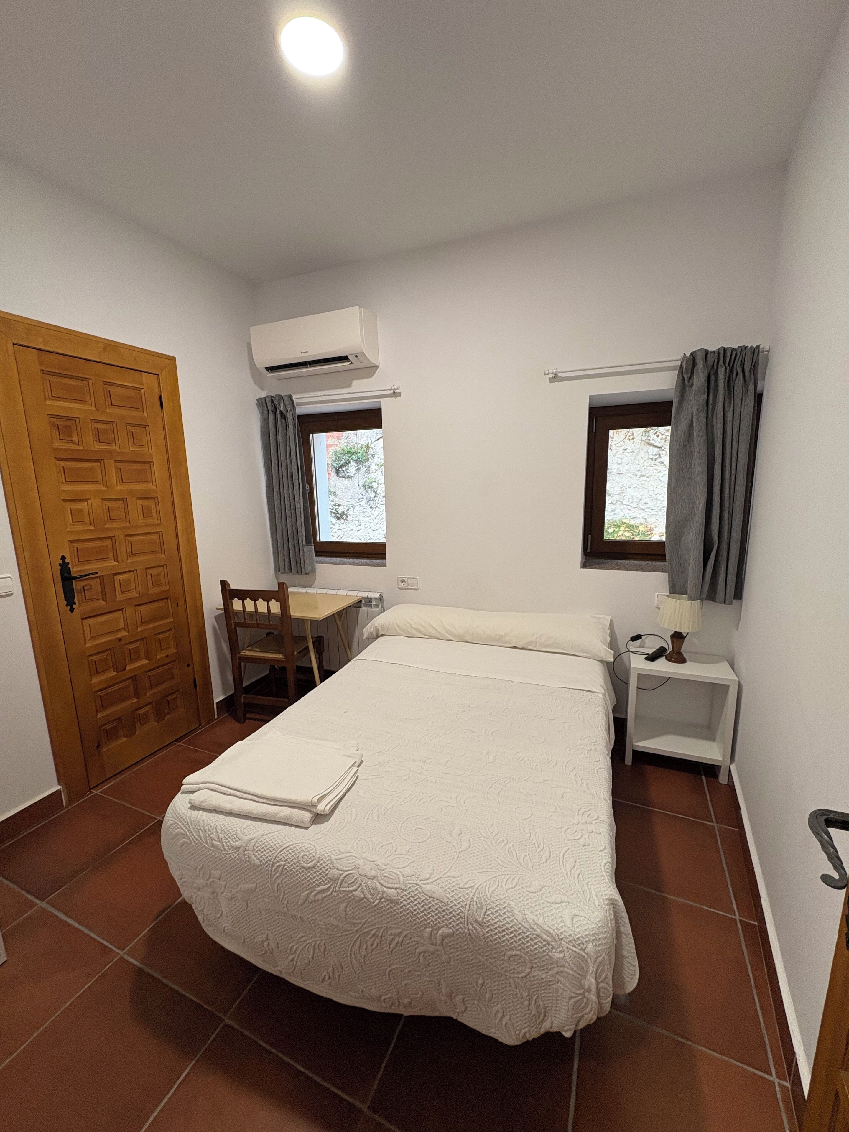 Cortinas opacas, camas supletorias, wifi gratis