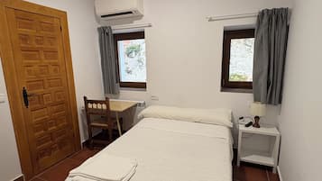 Cortinas opacas, camas supletorias, wifi gratis