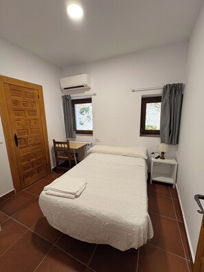 Blackout drapes, rollaway beds, free WiFi - Posada San Julián (Cuenca)
