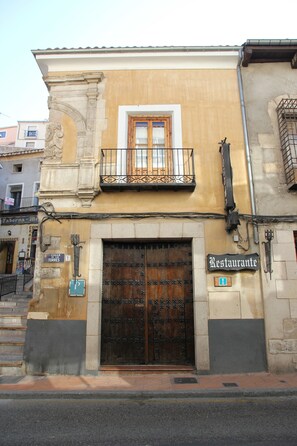 Property entrance - Posada San Julián (Cuenca)