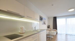 Appartement Supérieur (Uznam) | Coin cuisine privé | Réfrigérateur, micro-ondes, plaque de cuisson, bouilloire électrique