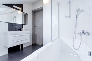 Studio Suite (Fionia) | Bathroom | Shower, hair dryer, towels - Villa Baltica Rewal (Rewal)