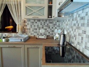 Kjøleskap, mikrobølgeovn, ovn og kokeplater