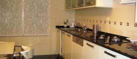 Kühlschrank, Mikrowelle, Ofen, Herdplatte