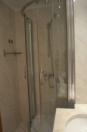 Douche, sĂšche-cheveux, bidet, serviettes fournies