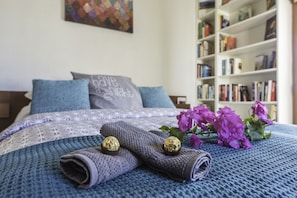 3 bedrooms, in-room safe, iron/ironing board, travel cot