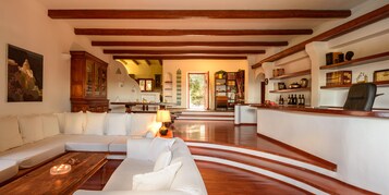 Villa de lujo | Zona de estar | Una televisión de pantalla plana