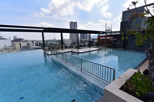 Una piscina al aire libre