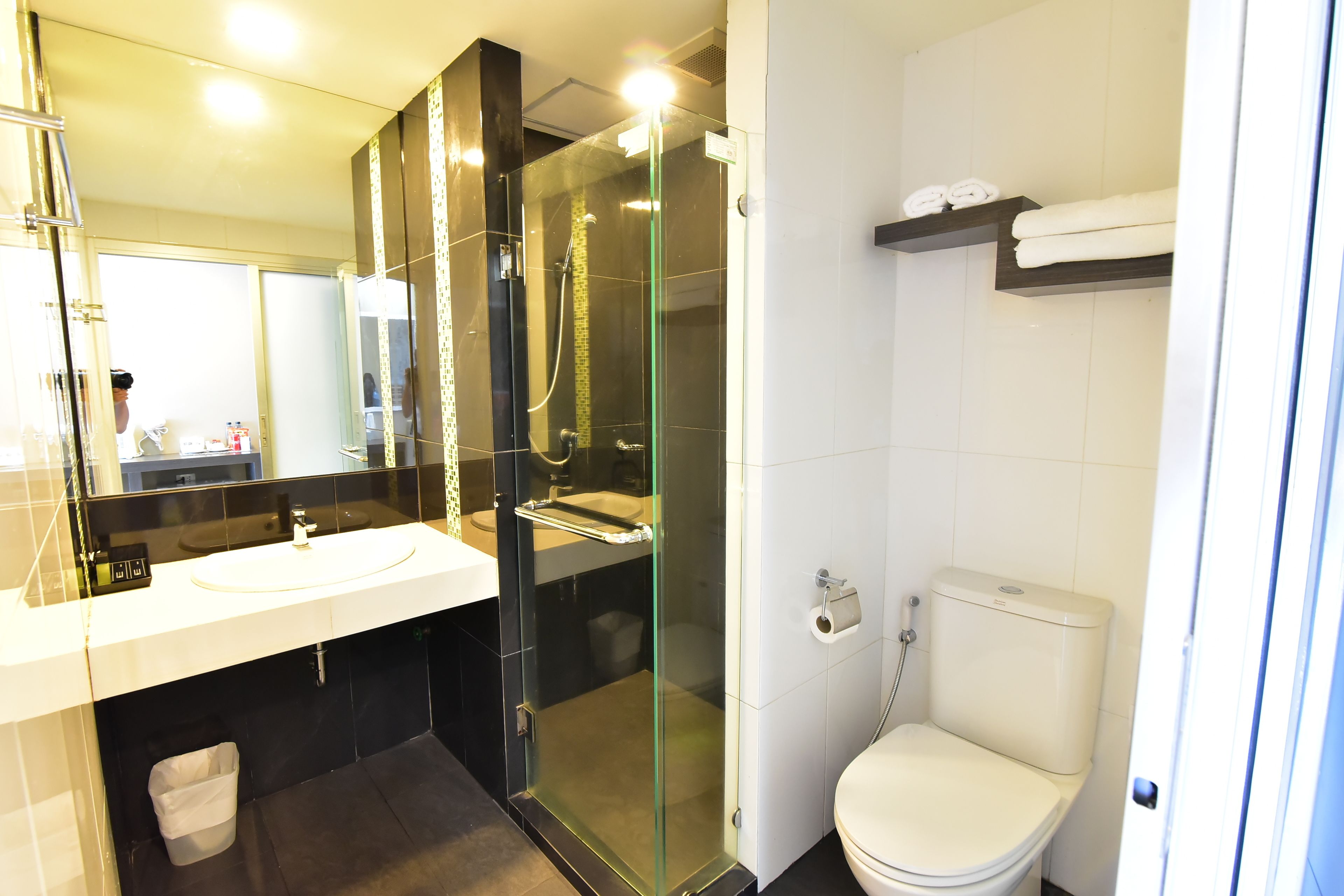 Douche, articles de toilette gratuits, sèche-cheveux