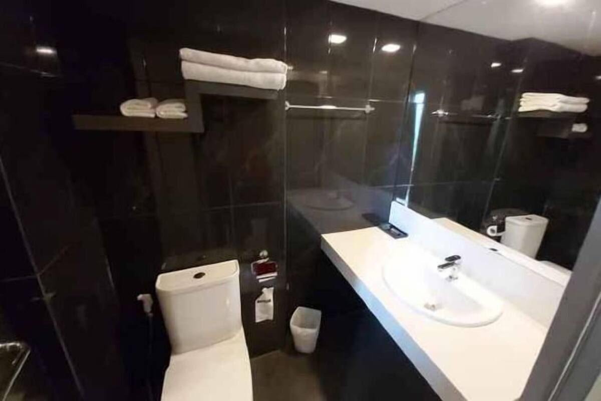 Shower, free toiletries, hair dryer, towels