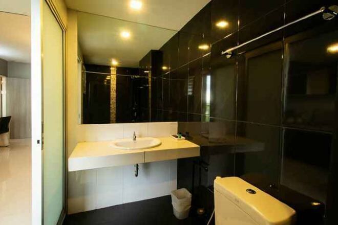 Badezimmer | Dusche, kostenlose Toilettenartikel, Haartrockner, Handtücher