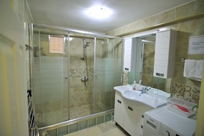 Standard Apart Daire - Semi Basement | Badezimmer | Dusche, Haartrockner, Hausschuhe, Handtücher