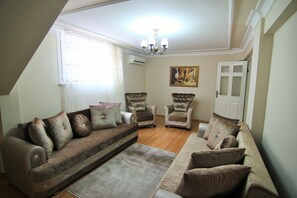 Apart Daire, 2 Yatak Odasi - Semi Basement | Living room | 40-inch flat-screen TV with satellite channels, LED TV - Yılmaz Apart (Istanbul)
