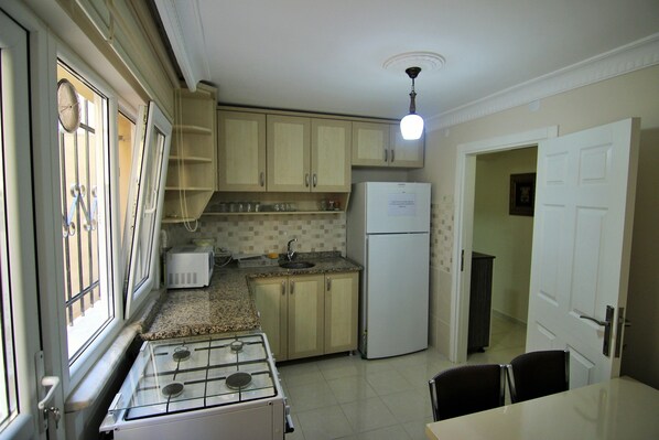 Standard Apart Daire - Semi Basement | Cuisine privée | Réfrigérateur, micro-ondes, four, plaque de cuisson