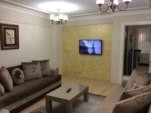 Economy Apart Daire, 2 Yatak Odasi - Semi Basement | Living room | 40-inch flat-screen TV with satellite channels, LED TV - Yılmaz Apart (Istanbul)