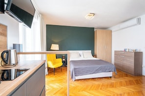 1 slaapkamer, een strijkplank/strijkijzer, reisbedje, gratis wifi