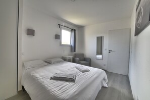 4 makuuhuonetta, silitysrauta/-lauta, ilmainen Wi-Fi, vuodevaatteet