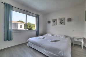 4 bedrooms, iron/ironing board, free WiFi, bed sheets