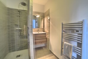 Combined shower/bathtub, towels