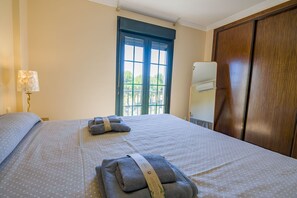 2 slaapkamers, een strijkplank/strijkijzer, gratis wifi, beddengoed