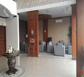 Lobby sitting area - Almasah Altaj Aparthotel (Ha'il)