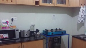 Refrigerador, microondas, placa de cocina