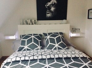 3 bedrooms, desk, iron/ironing board, travel crib