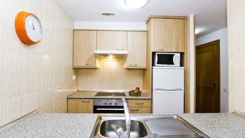 KĂŒhlschrank, Mikrowelle, Ofen, Wasserkocher mit Kaffee-/Teezubehör