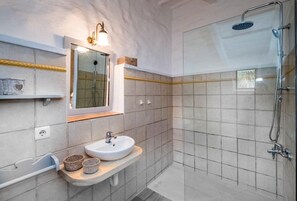 Combined shower/tub, hair dryer, towels - Nice typical Menorcan house, with good location (es mercadal)
