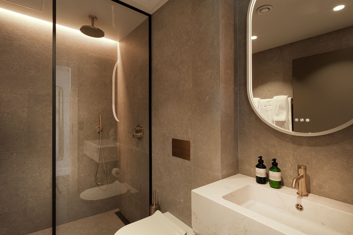 luxury double room | bathroom | free toiletries, hair dryer, bathrobes, towels