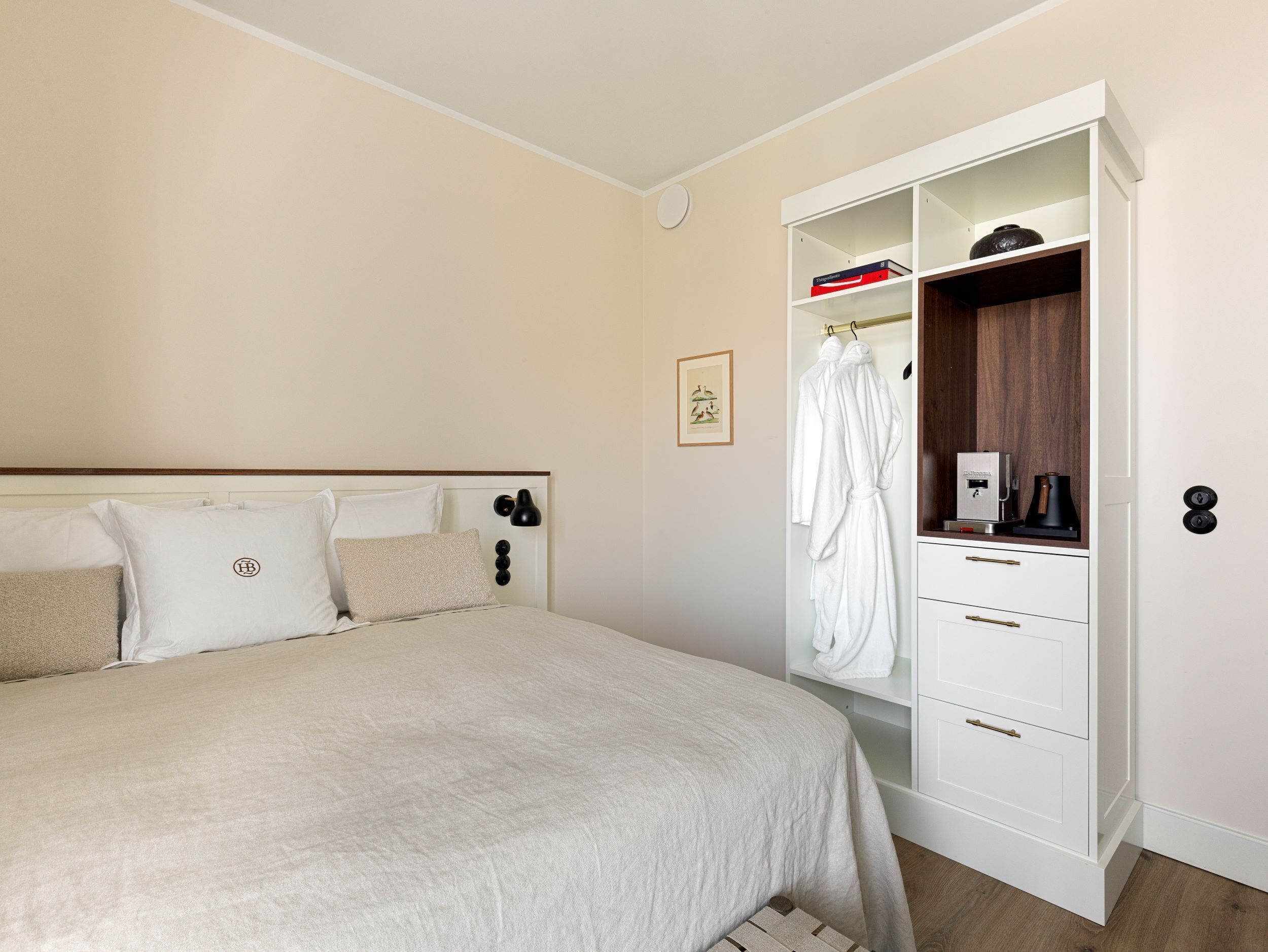 Une chambre à coucher avec un lit, une armoire et une table de chevet.