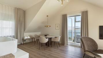 Luxe tweepersoonskamer | Een bureau, een laptopwerkplek, verduisterende gordijnen