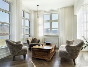 Näkymä rannalle, tarjolla lounas ja happy hour