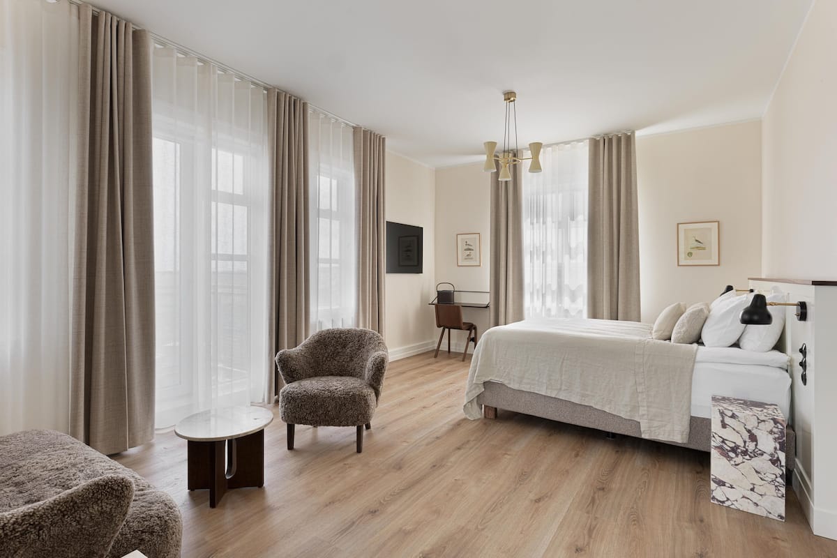 superior deluxe room | 1 bedroom, desk, laptop workspace, blackout curtains