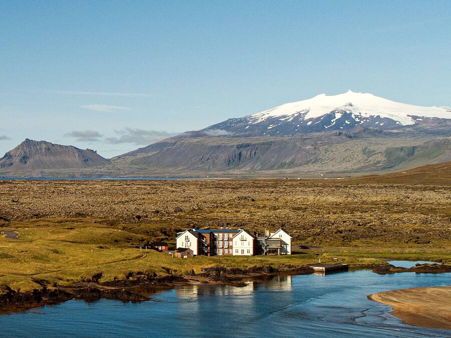 Une maison avec vue sur une montagne et une rivière.
