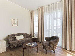 Escritorio, espacio para trabajar con laptop y cortinas blackout 